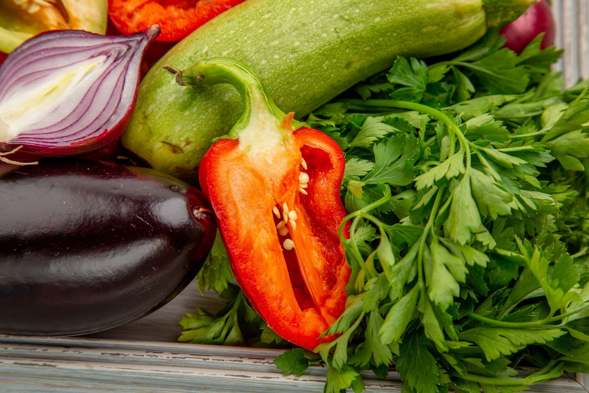 Primer plano de vegetales frescos de distintos colores